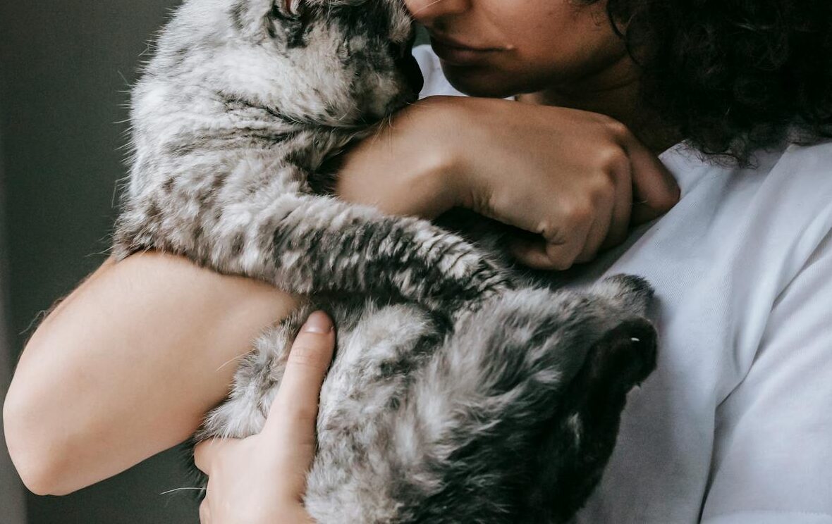 Eva, cuidadora profesional de gatos